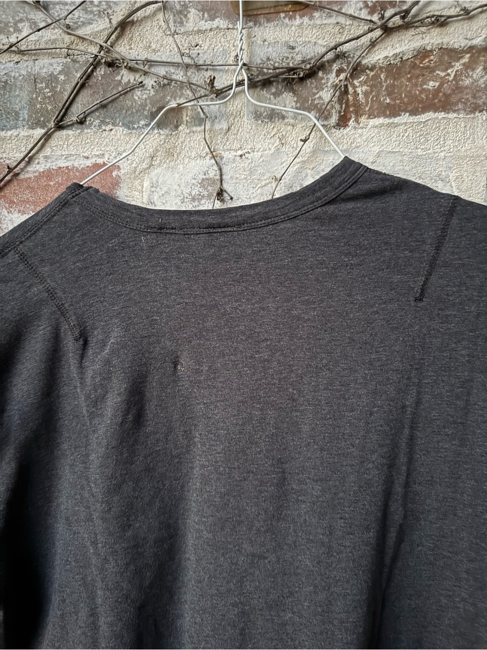 🏷️ 𝐹𝑜𝑠𝑠𝑖𝑙 𝑀𝑒𝑛’𝑠 𝐶ℎ𝑎𝑟𝑐𝑜𝑎𝑙 𝐺𝑟𝑒𝑦 𝐶𝑟𝑒𝑤𝑛𝑒𝑐𝑘 𝑇𝑒𝑒 Size Medium - Picture 7 of 8